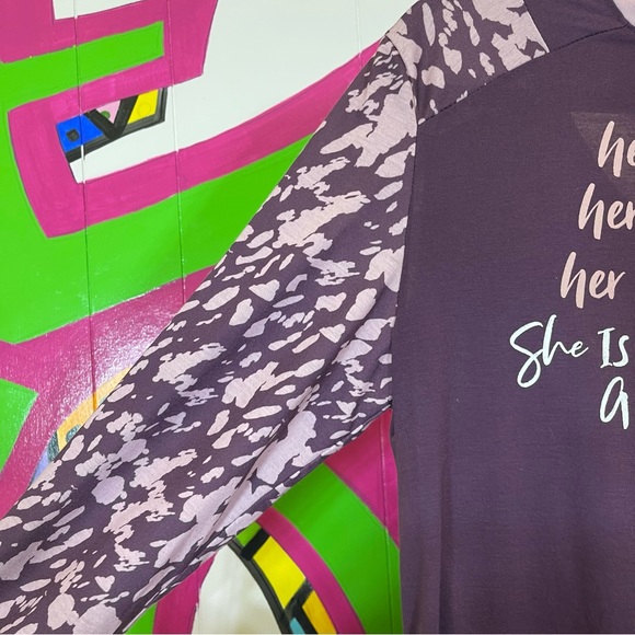 Lady Boss, Long Sleeve Shirt with a Cut Out. Size Medium. Excellent condition! - Picture 3 of 5